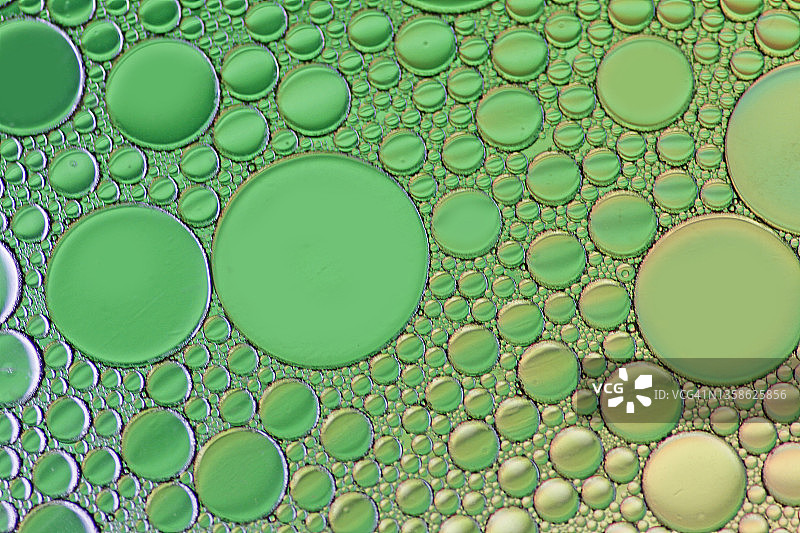 漂浮在水面上的彩色油滴和气泡图片素材