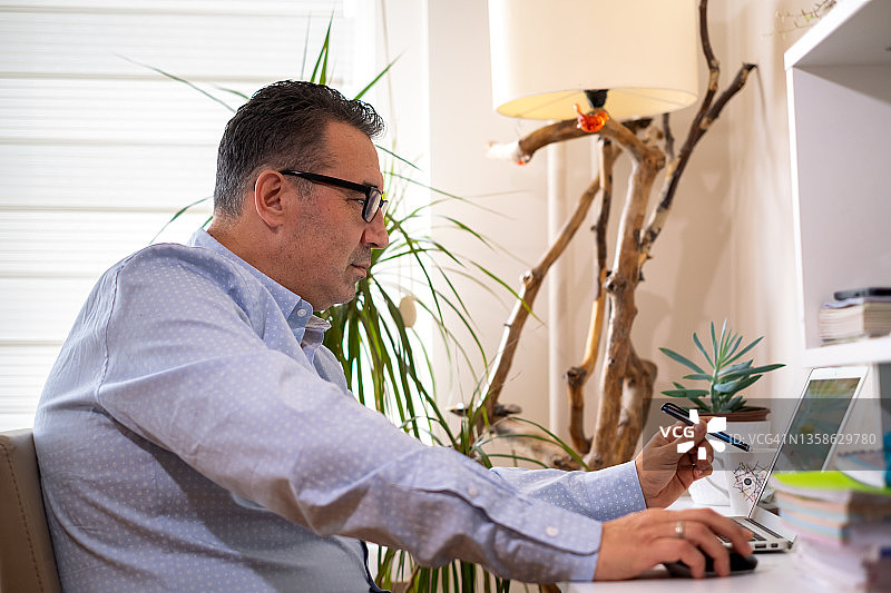 戴耳机男人用电脑在线学习图片素材