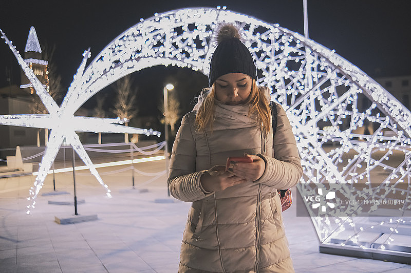 在城市里发短信图片素材