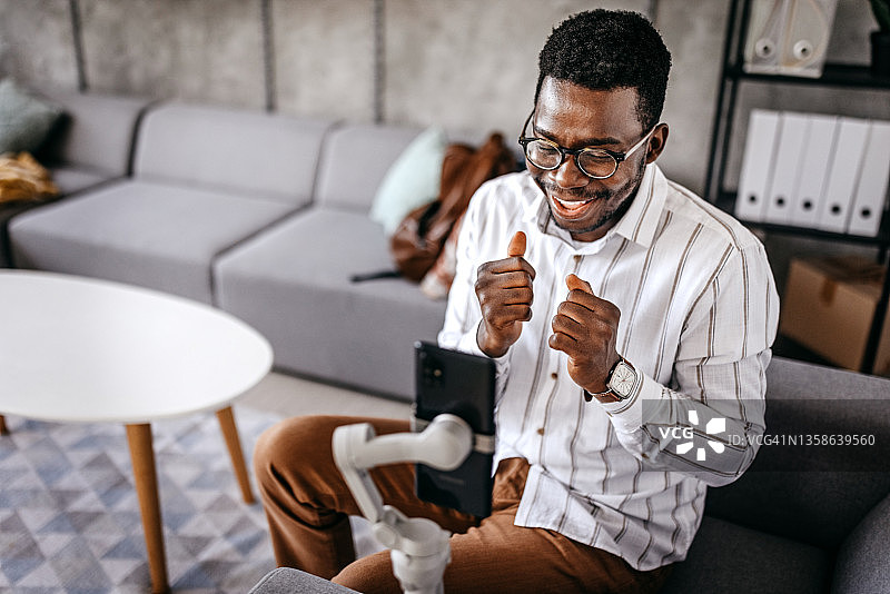 用智能手机录制视频博客的成功男人图片素材