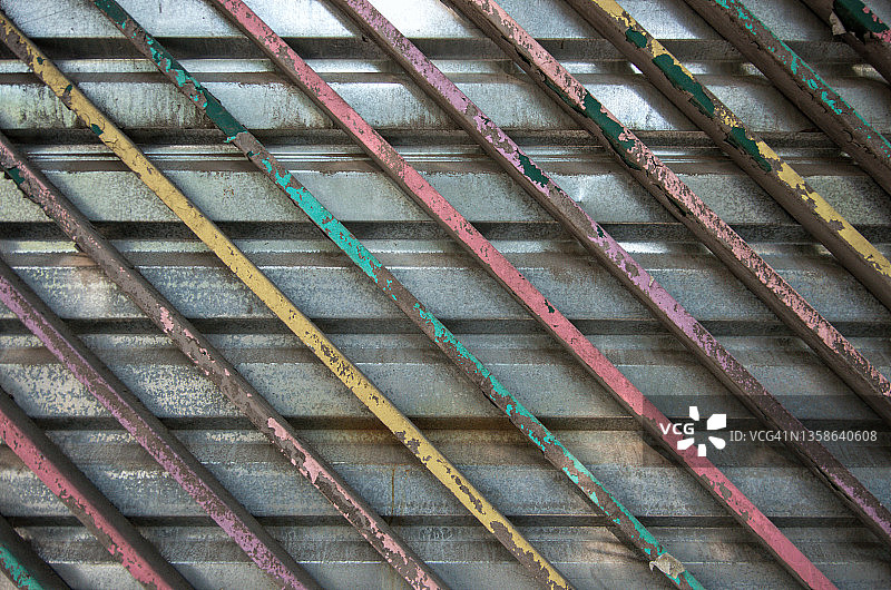 带有对角线彩色金属条的镀锌波纹金属围栏图片素材