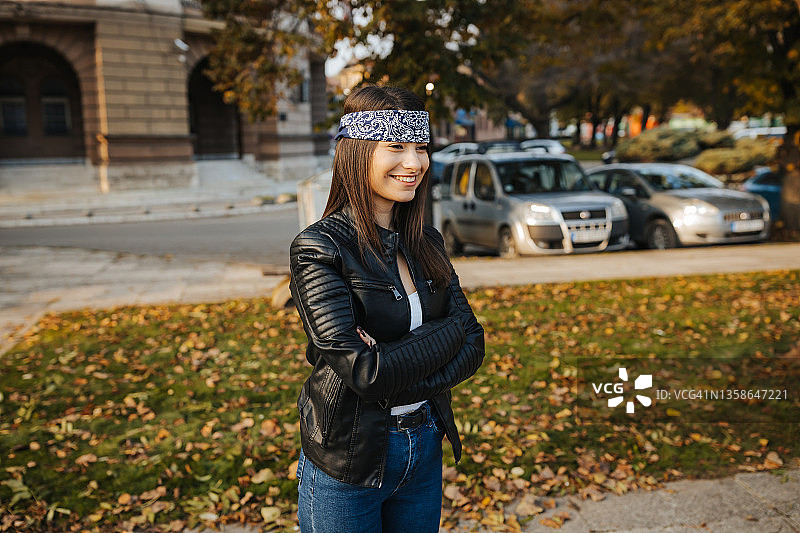 享受晴朗秋日的快乐年轻女人图片素材