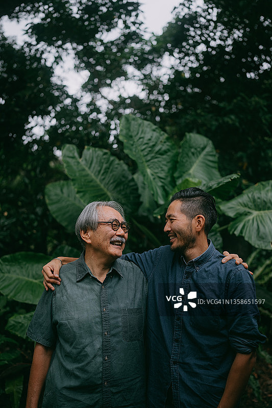 快乐的老年父亲和成年儿子玩得很开心图片素材