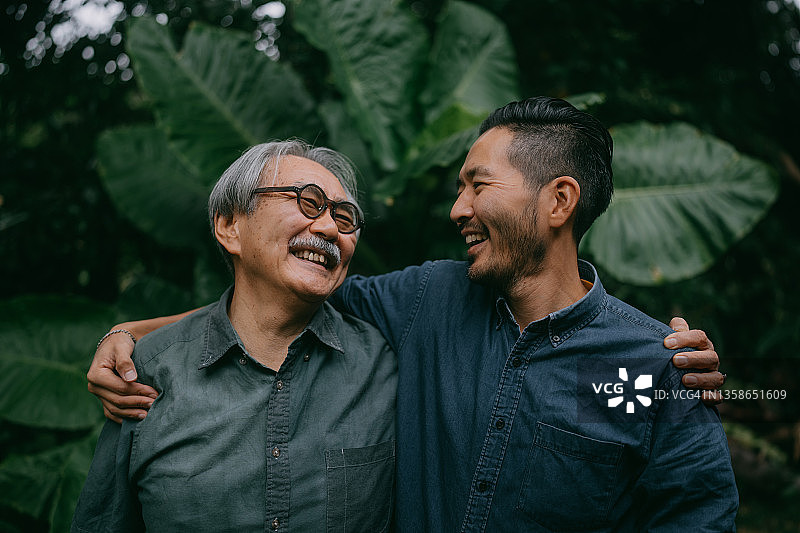 老年父亲和成年儿子在日本共享美好时光图片素材