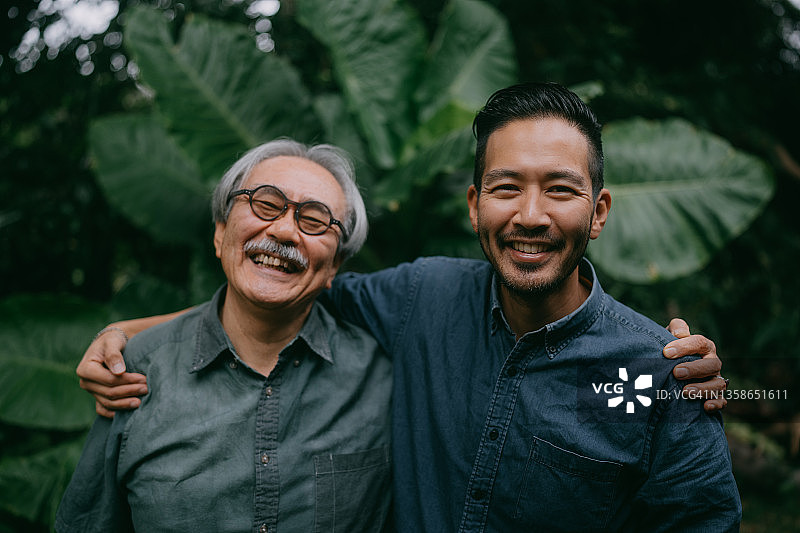 快乐的父亲和成年的儿子在日本游玩图片素材