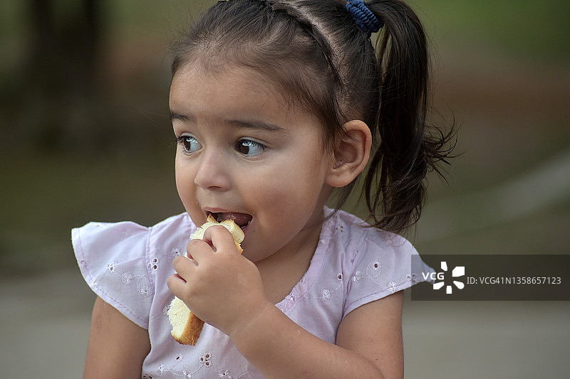 女孩吃面包图片素材