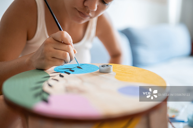 女人在木凳上绘画图片素材