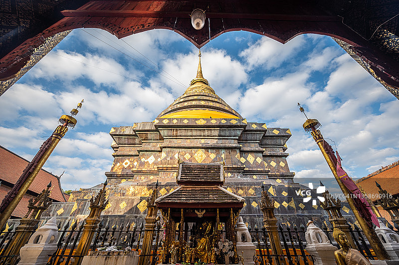 泰国南邦府帕拉塔南邦銮寺的大型佛塔壮丽景色图片素材