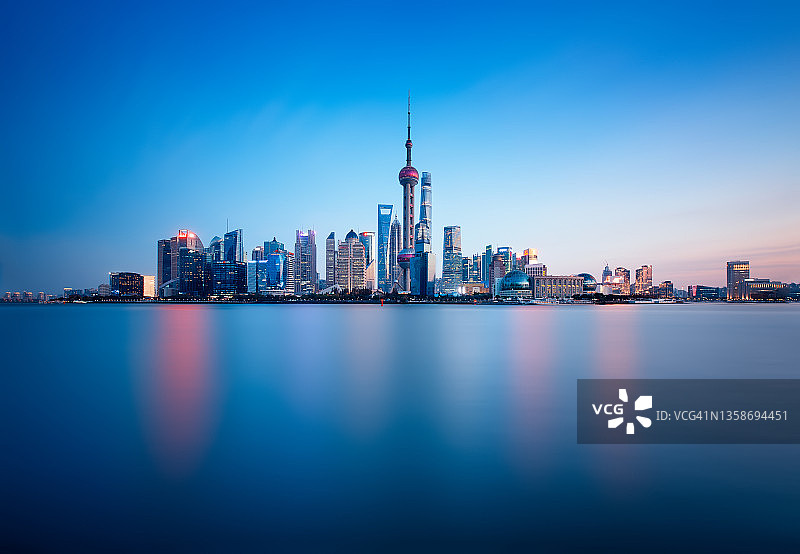 蓝色时分的上海外滩风光图片素材