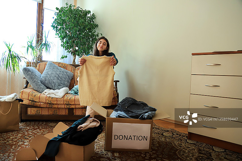 女孩捐赠衣服图片素材