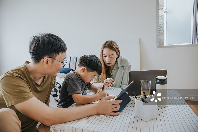 亚洲父母辅导儿子作业的图片图片素材