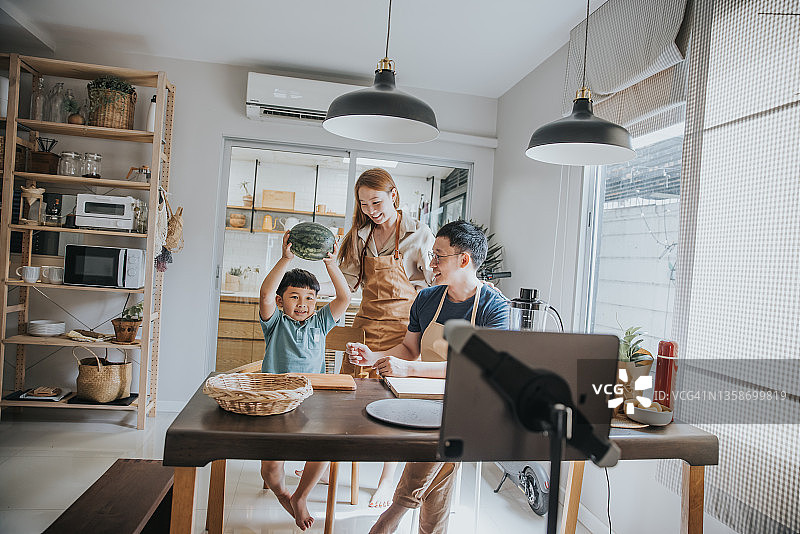 一家人直播如何一起制作西瓜汁图片素材