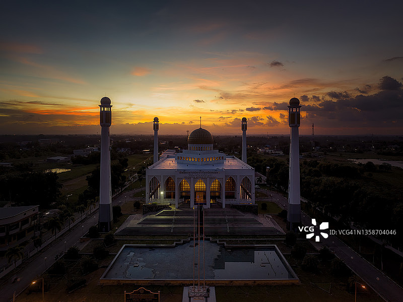 泰国宋卡省中央清真寺的无人机日落场景图片素材