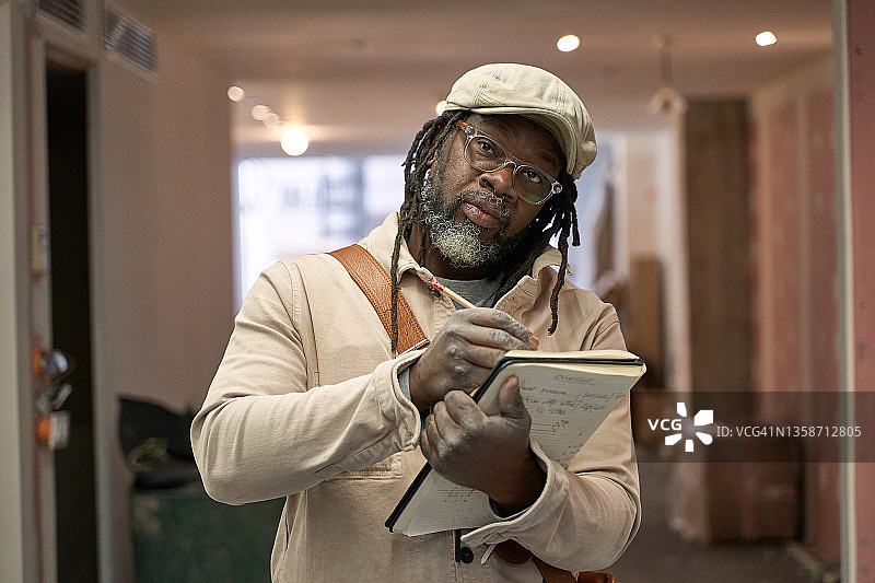 专业承包商记录办公室装修事项图片素材