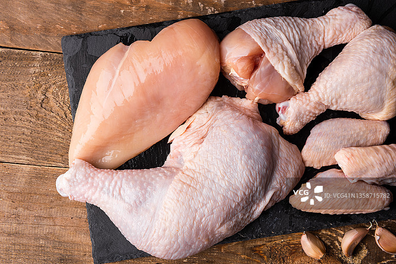 生鸡肉片腿翅膀和腿图片素材