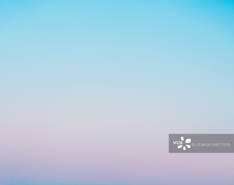 冬季黄昏天空的渐变图片素材