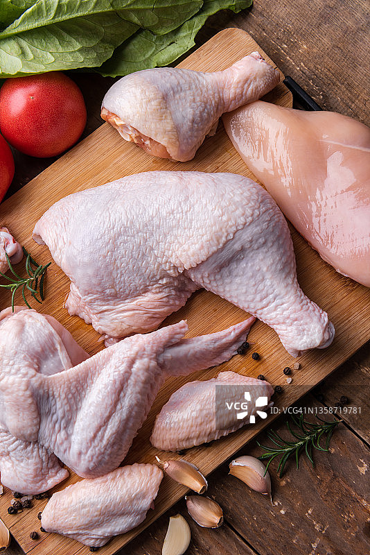 砧板上的生鸡肉：鸡腿, 鸡翅和鸡胸肉图片素材