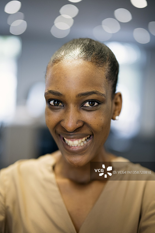 微笑的年轻非洲女商人特写肖像图片素材