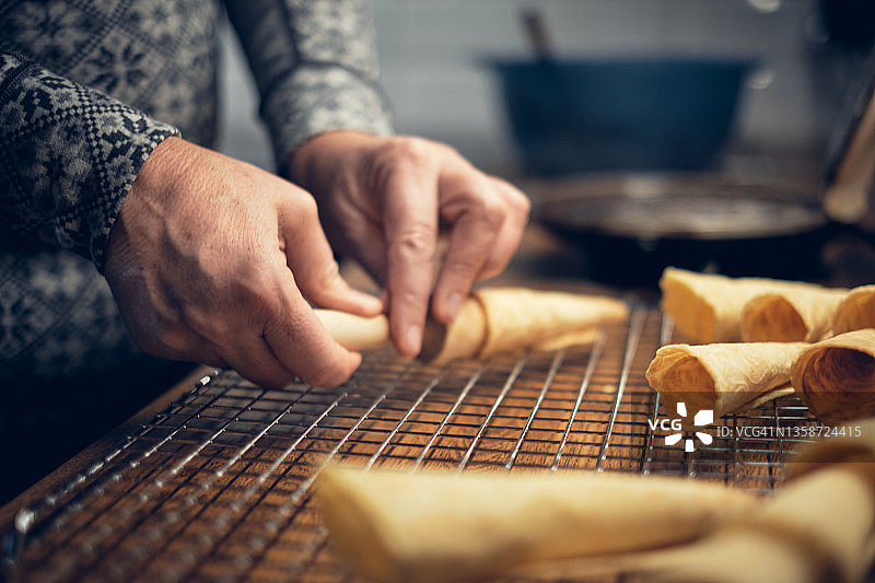 手用擀面杖擀典型的挪威圣诞蛋糕图片素材
