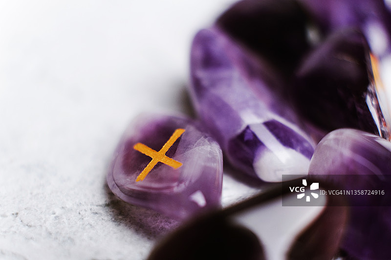 紫色占卜石符文图片素材