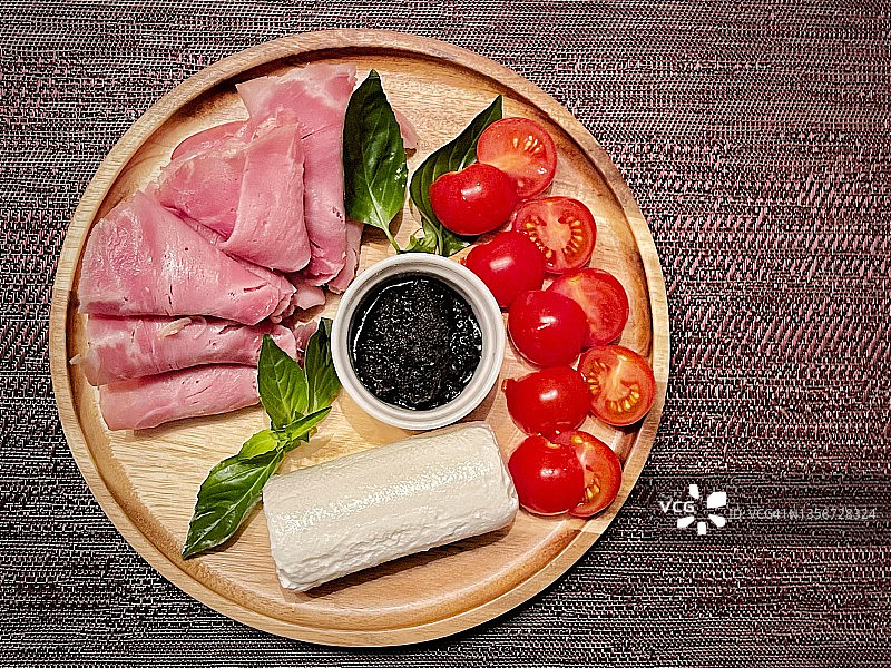 伊比利亚火腿、奶酪和松露酱图片素材