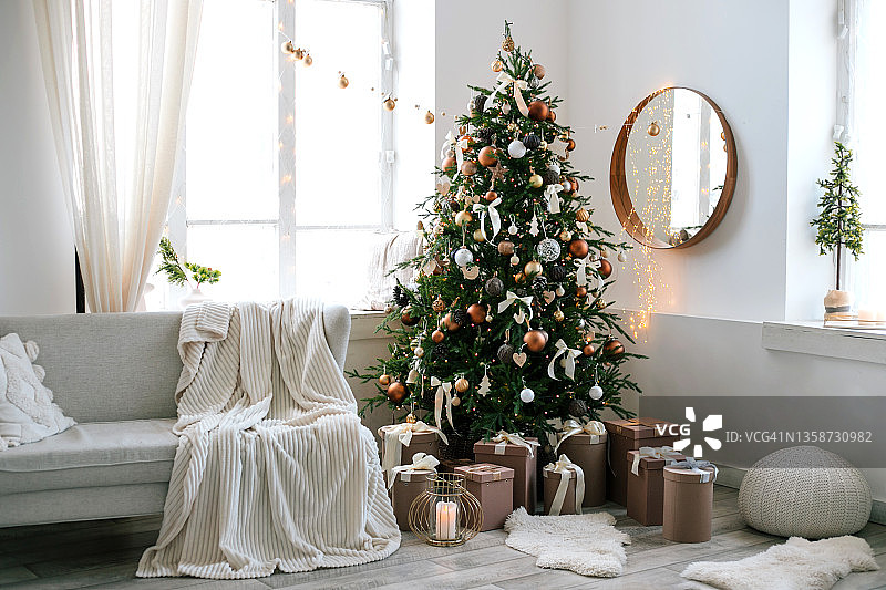 在家装饰圣诞树图片素材