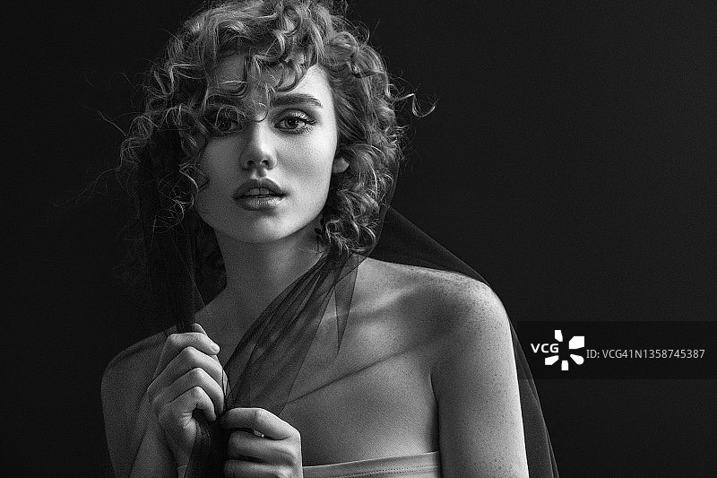 年轻漂亮的女人图片素材