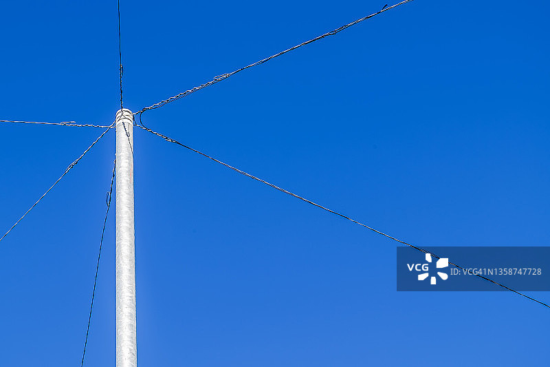 带有电缆和蓝天的长柱图片素材