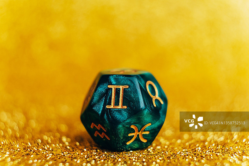 金色背景上的绿色占卜骰子图片素材