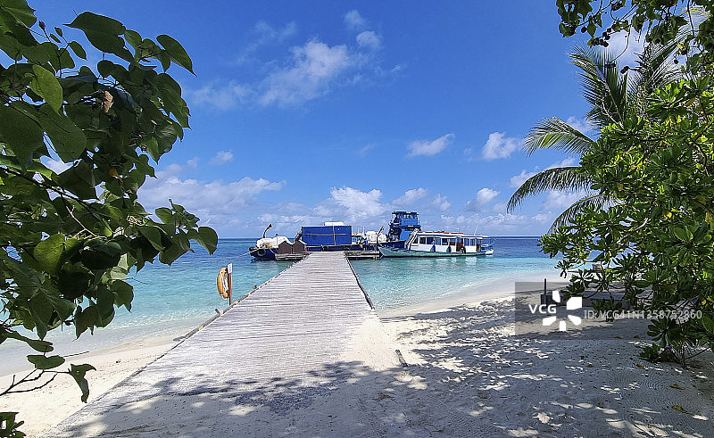 停泊在兰纳利岛码头的两艘多尼船（马尔代夫传统船只）图片素材