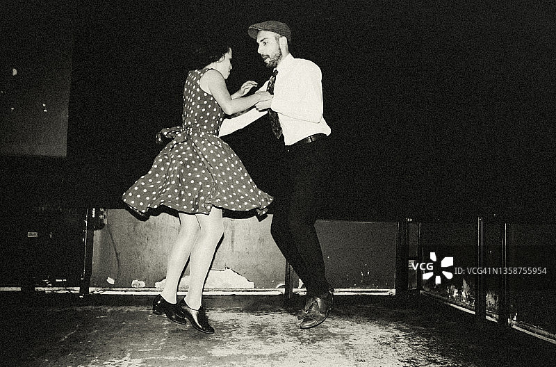 夜店里的舞者图片素材