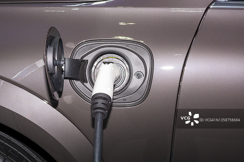 正在充电站充电的现代电动汽车，特写图片素材