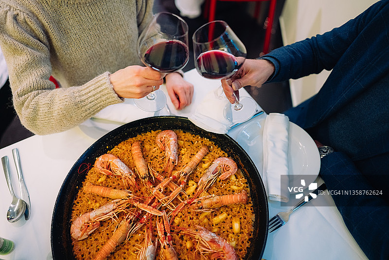 在西班牙传统海鲜饭店庆祝情人节的情侣图片素材
