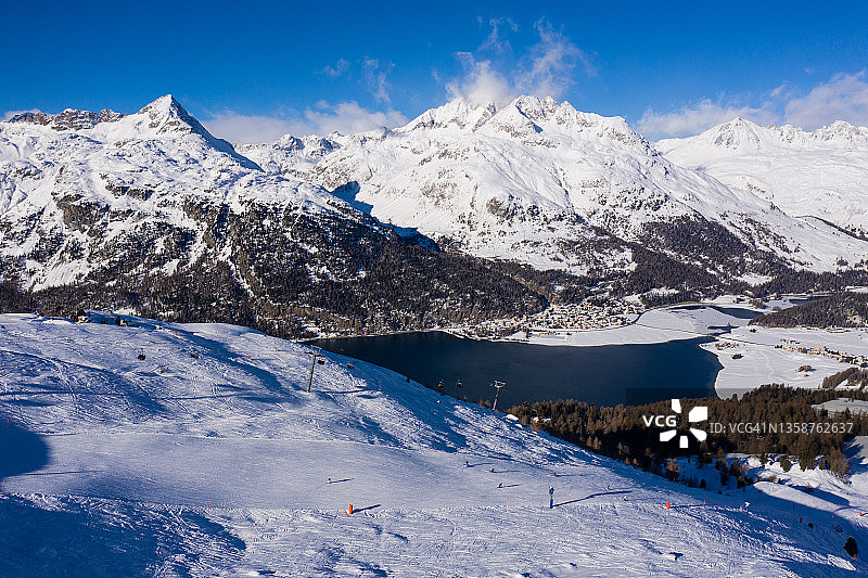 瑞士阿尔卑斯山锡尔瓦普拉纳湖上空的科尔瓦奇滑雪胜地鸟瞰图图片素材