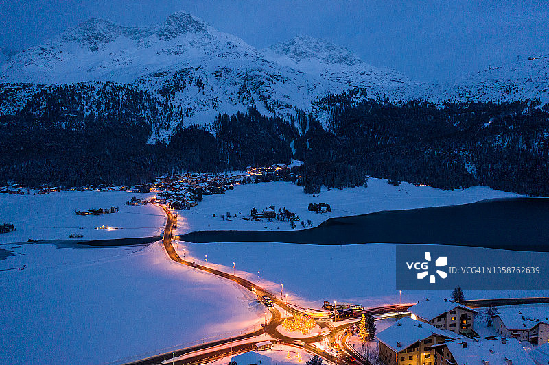 瑞士格劳宾登州锡尔瓦普拉纳和苏尔雷之间的道路图片素材