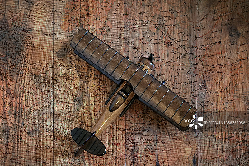 旅行主题木飞机世界地图图片素材