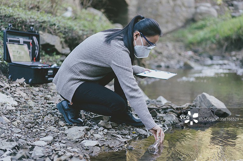 科学家测量水图片素材