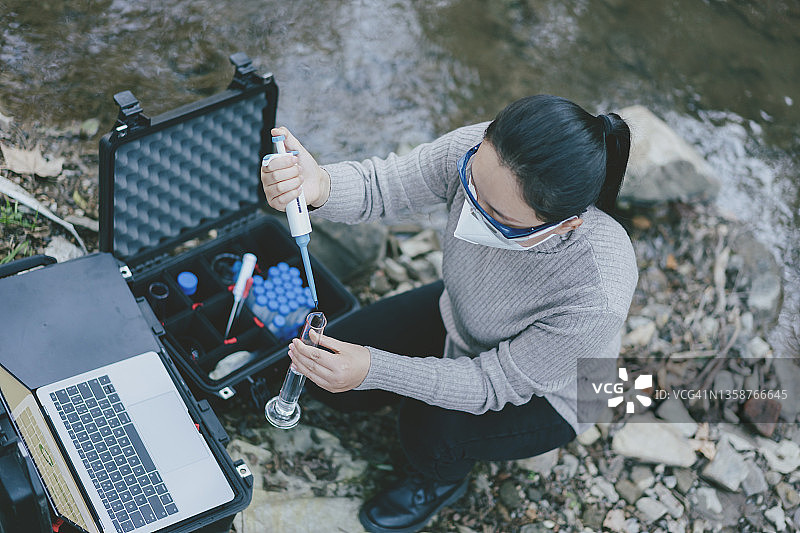 科学家测量水图片素材