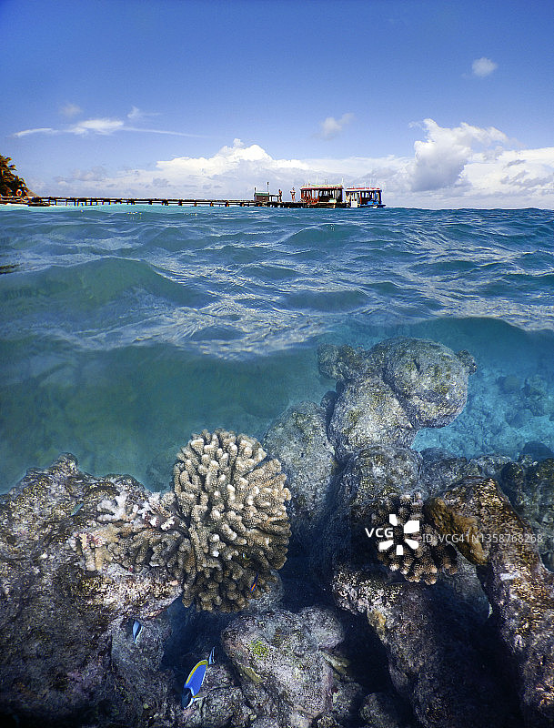 兰纳利岛的分层景观，两艘多尼船停靠在码头图片素材