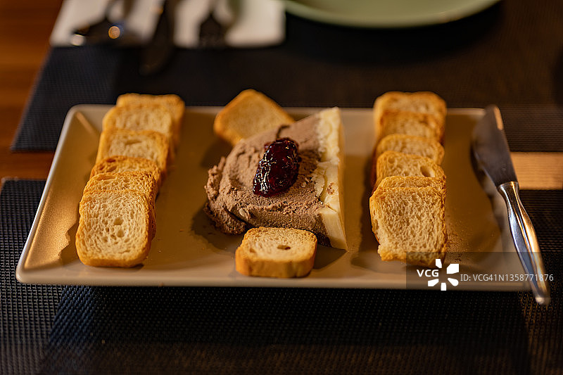 肉酱搭配迷你吐司脆块和蔓越莓图片素材