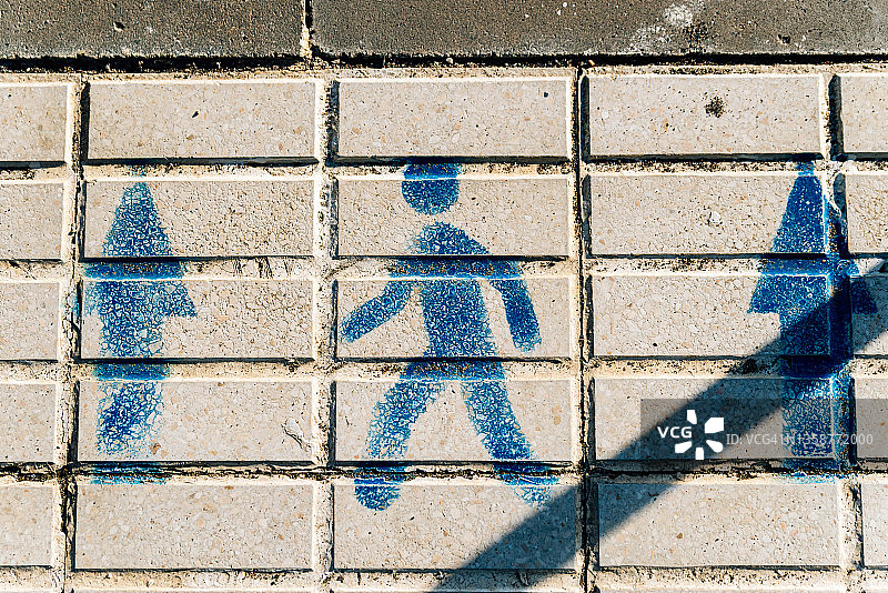 人行道上的行人方向指示牌图片素材