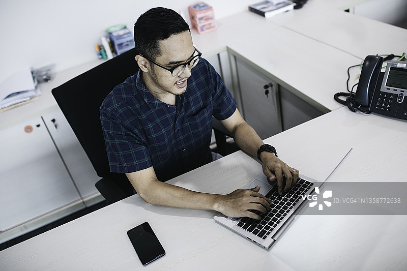 亚洲男人在办公室工作图片素材