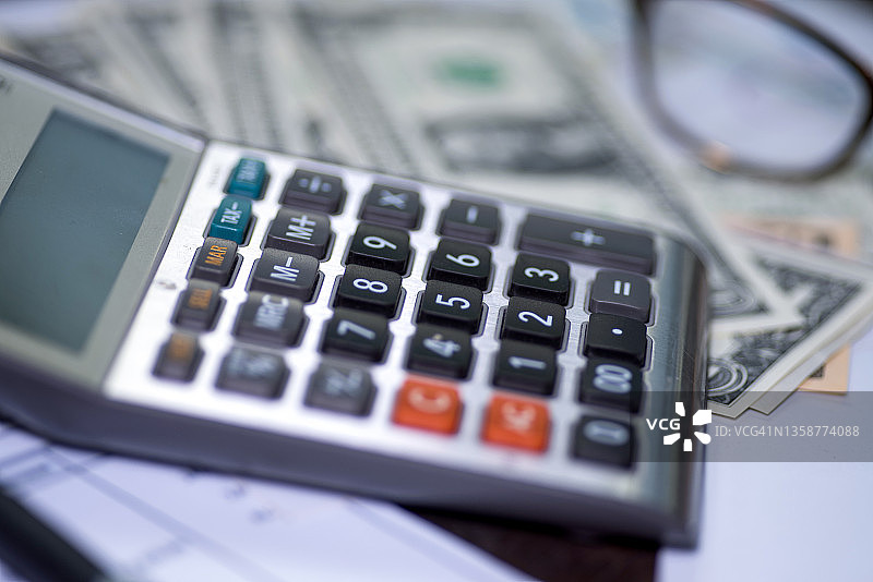 财务报表上的计算器和眼镜，商业金融概念图片素材