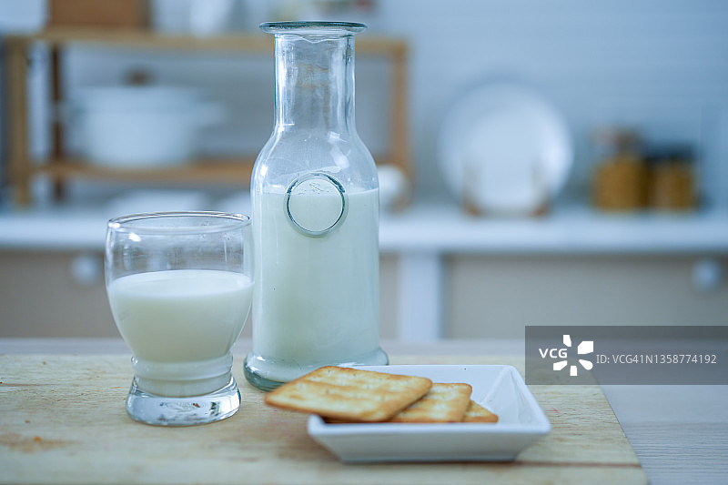 阳光明媚的日子里，木板上的燕麦饼干，搭配一杯和一瓶牛奶图片素材