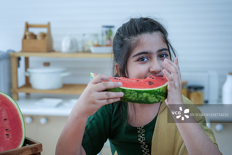拿着西瓜的漂亮印度/亚洲女孩图片素材