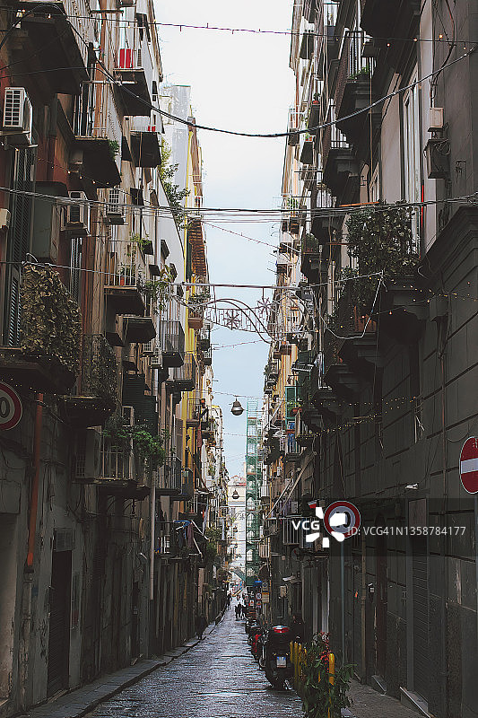 那不勒斯西班牙区：古老狭窄的巷子图片素材