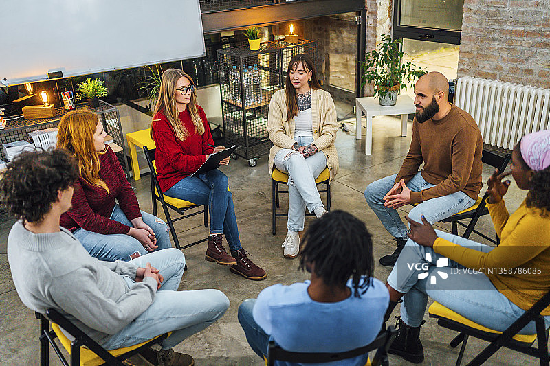 一群人围成一圈进行团体治疗图片素材