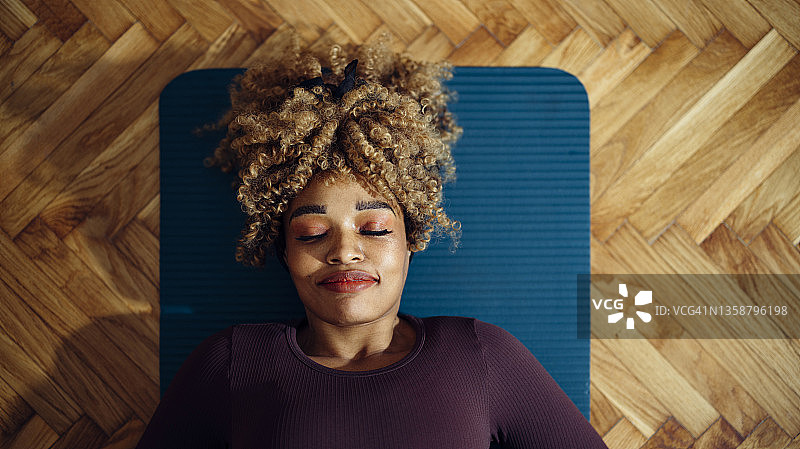 放松：美丽的非裔美国妇女在做瑜伽图片素材