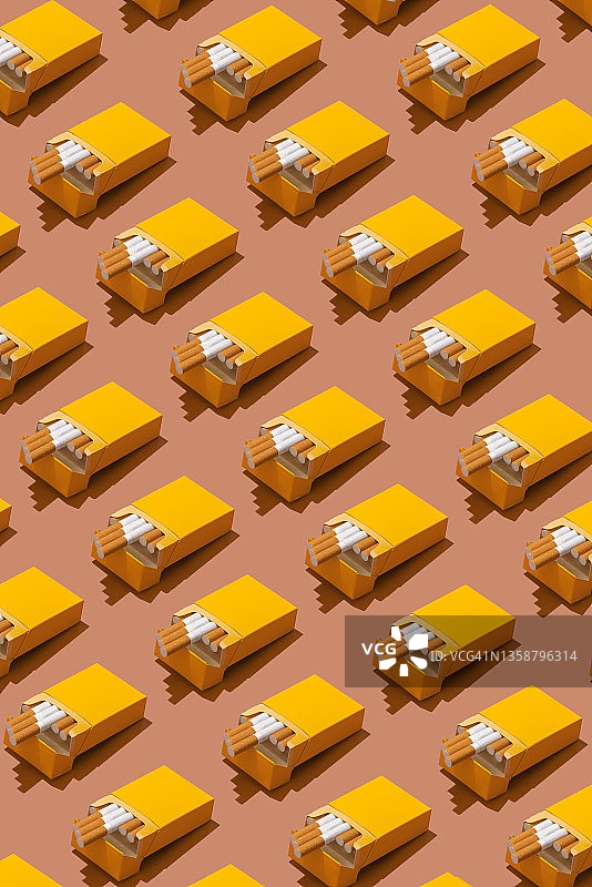 珊瑚色背景上的多包黄色香烟图片素材