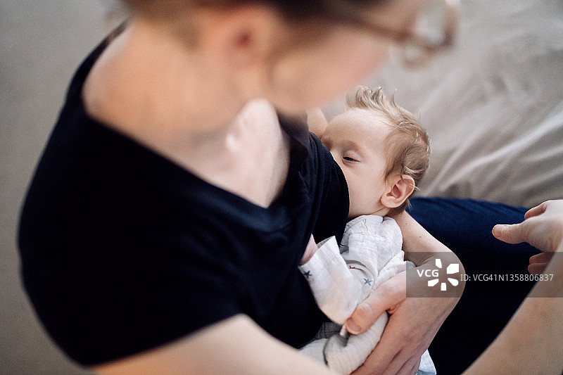 母亲在家给宝宝喂母乳图片素材